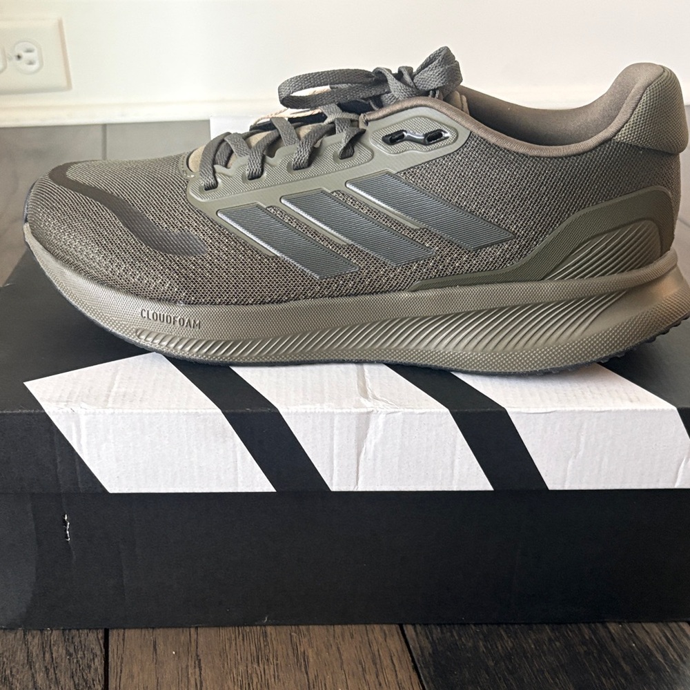 NIB Adidas runfalcon 5 army green